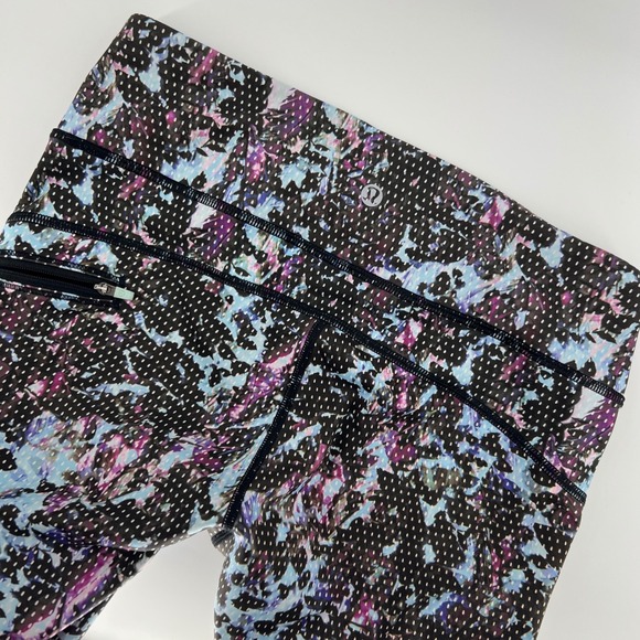 Lululemon Crop Leggings Size 6 Black Blue Purple Abstract Activewear - Picture 1 of 5